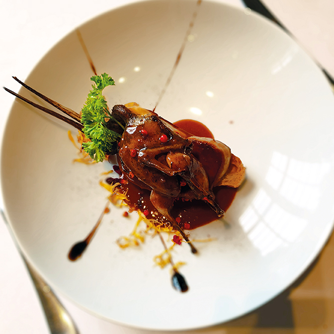 Bécassine sur toast au foie gras poêlé et sa sauce au vin