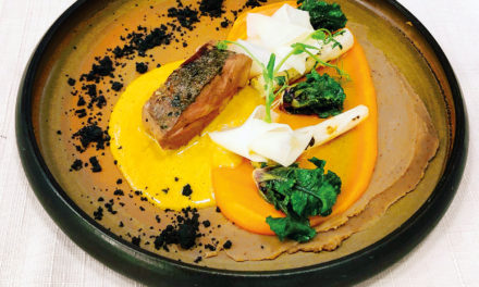 Entrecôte de chevreuil à la fève de tonka, citrouille, châtaigne, salsifis, daikon et sauce raifort