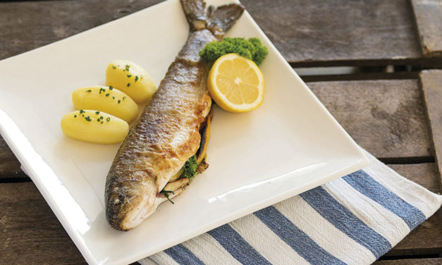 Omble chevalier grillé avec pommes de terre de la montagne