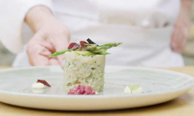 TARTARE DE POISSON, CHUTNEY D’OIGNON ET MAYONNAISE YUZU