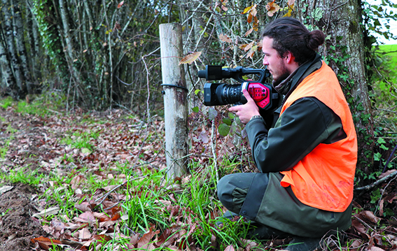 ÉTUDIER ET FILMER LES CHASSEURS